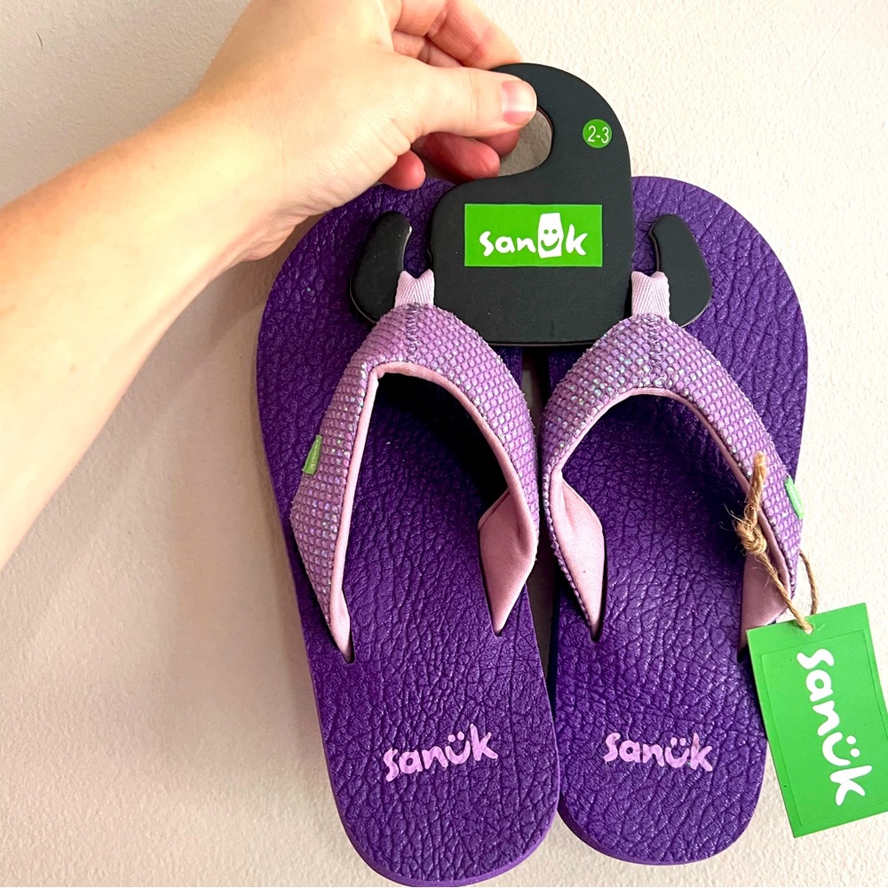 Girls purple flip flops ** brand NEW**